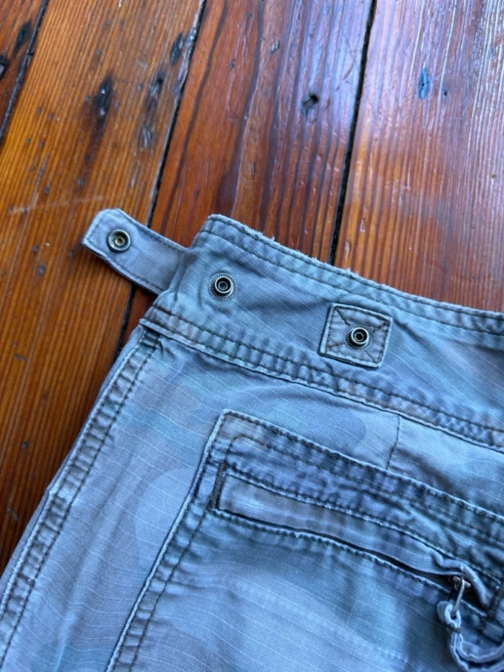 Vintage 00s Forever 21 6.5” lowrise cotton cargo pants adjustable button waist